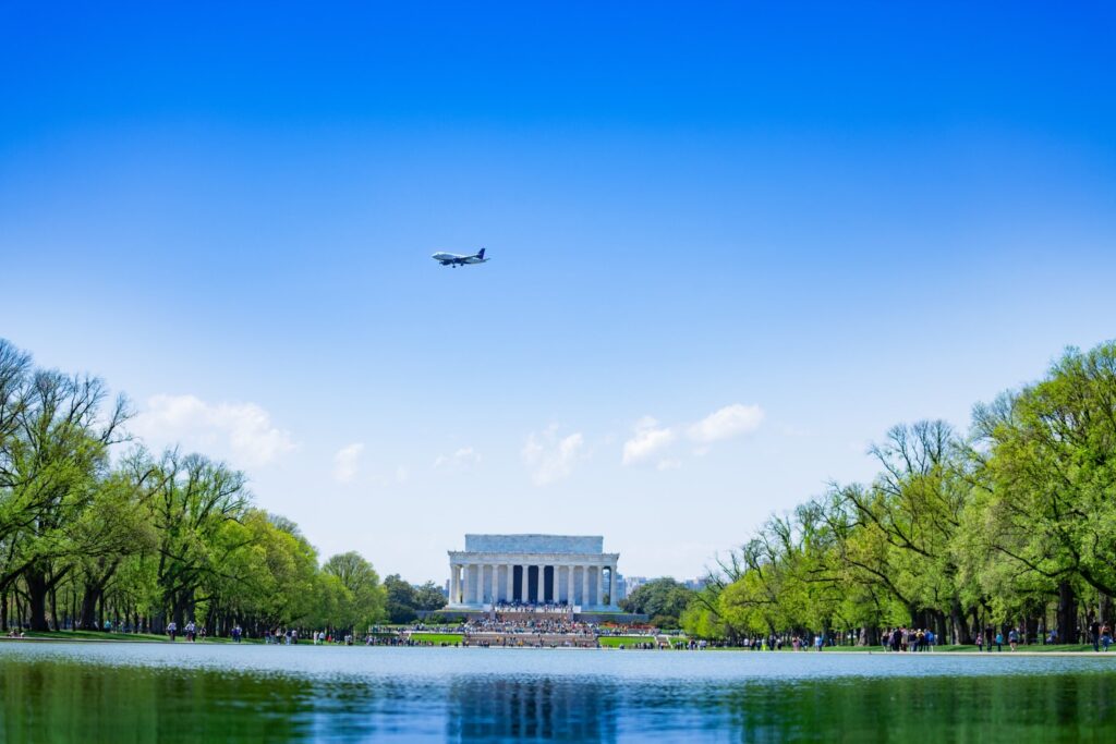 plane landing Lincoln Memorial