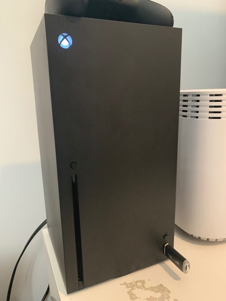 flash drive plugged into xbox series x